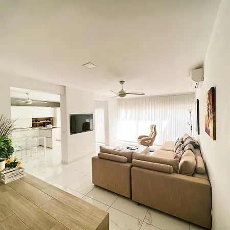 Spacious Studio Next To The Ocean Cs422 شقة